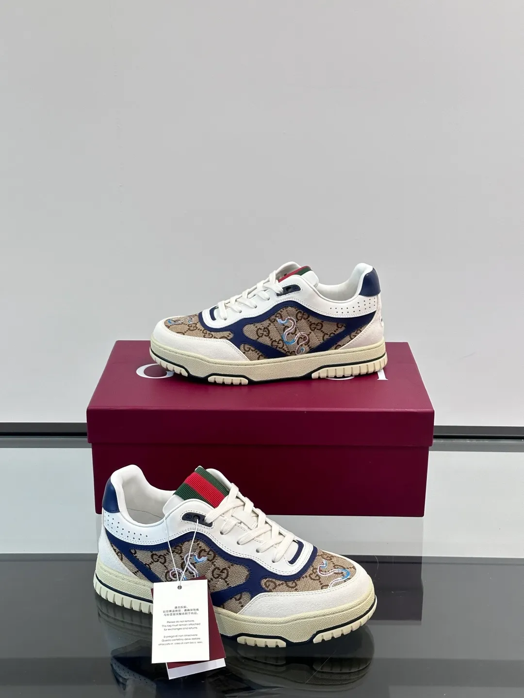 Men's Shoes 💰500 [New Style] 🦨🦨Gucci 𝐆𝐮𝐜𝐜𝐢 𝐑𝐞-𝐖𝐞𝐛 As a sneaker created by Sabato De Sarno for Gucci, the Re-Web series reinterprets the brand's classic stripes, with bold and unique details to set off a modern silhouette design. These shoes are crafted from white leather. This new sneaker is ingeniously decorated with many of the brand's classic details, and is equipped with a bright red and green webbing tongue, which will make people fall in love at first sight. White leather has been specially treated to be soft and shiny, with an embossed grained texture. Script Gucci logo and Interlocking G web label with Interlocking G and script Gucci logo. Rubber outsole with Interlocking G detail eyelets. Web tongue. Size: Female 35-40 (Female 41, 42 customized). Male 38-44 (45, 46 customized)